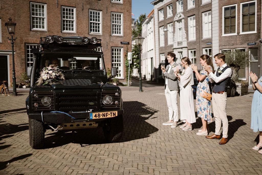 Land Rover Defender 110 TD5 als trouwauto in een oude straat