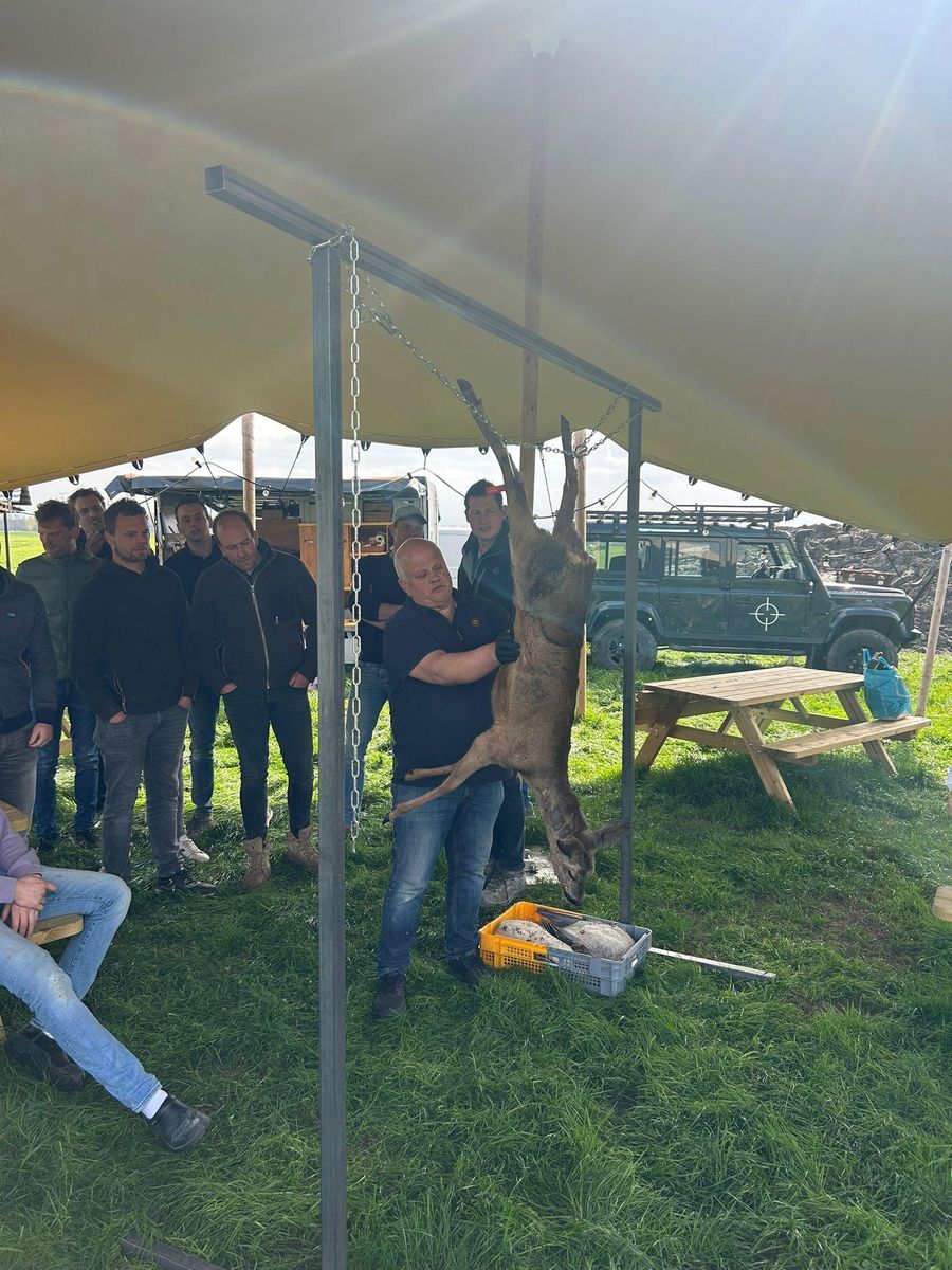 Gasten onder de tent tijdens een bedrijfsuitje