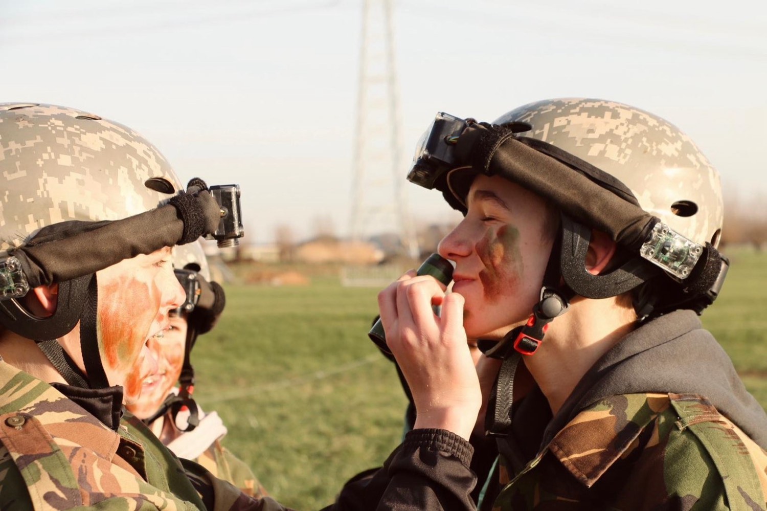 Twee deelnemers met camouflageverf