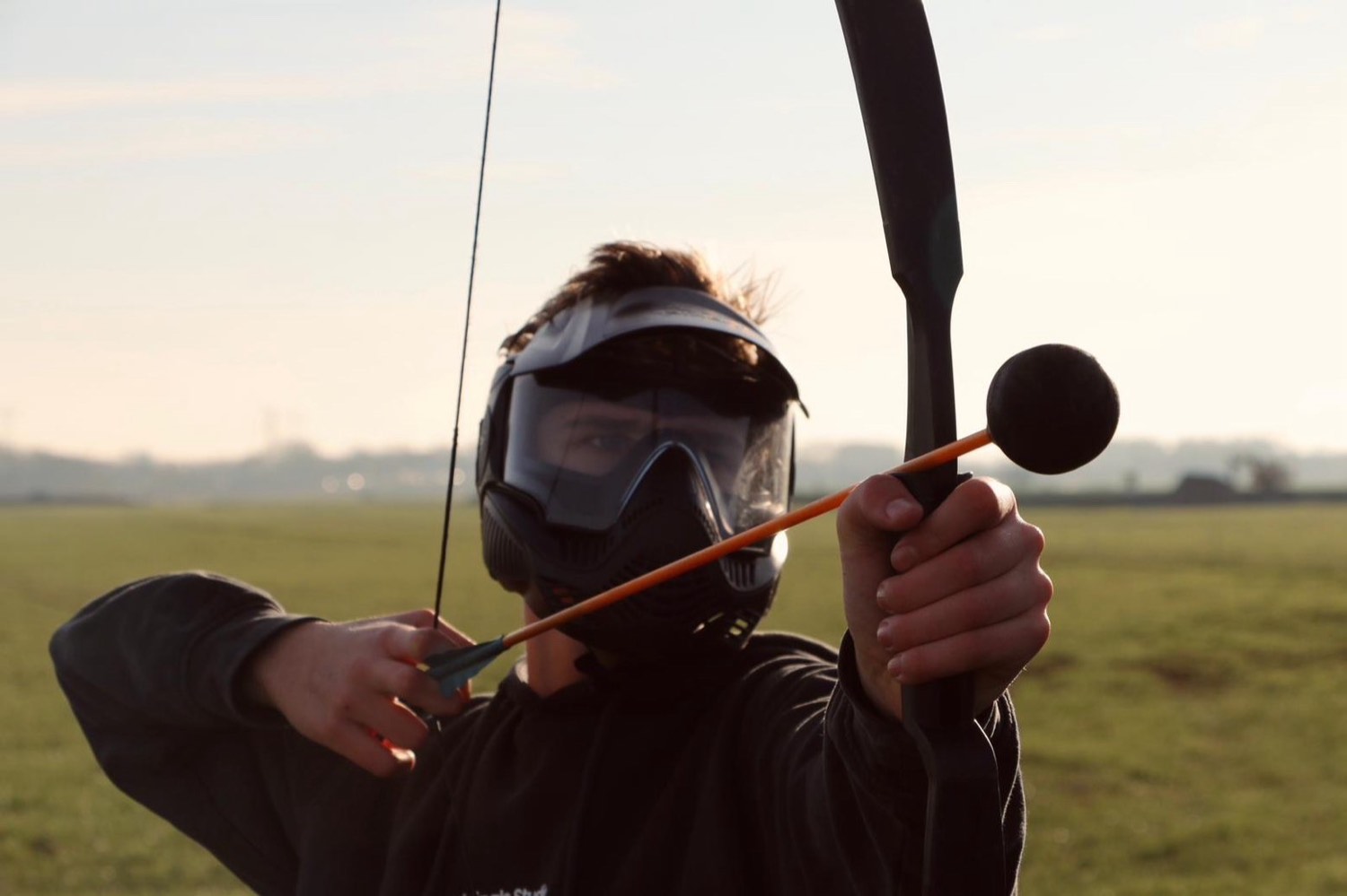 Speler met pijl en boog tijdens Archery Tag