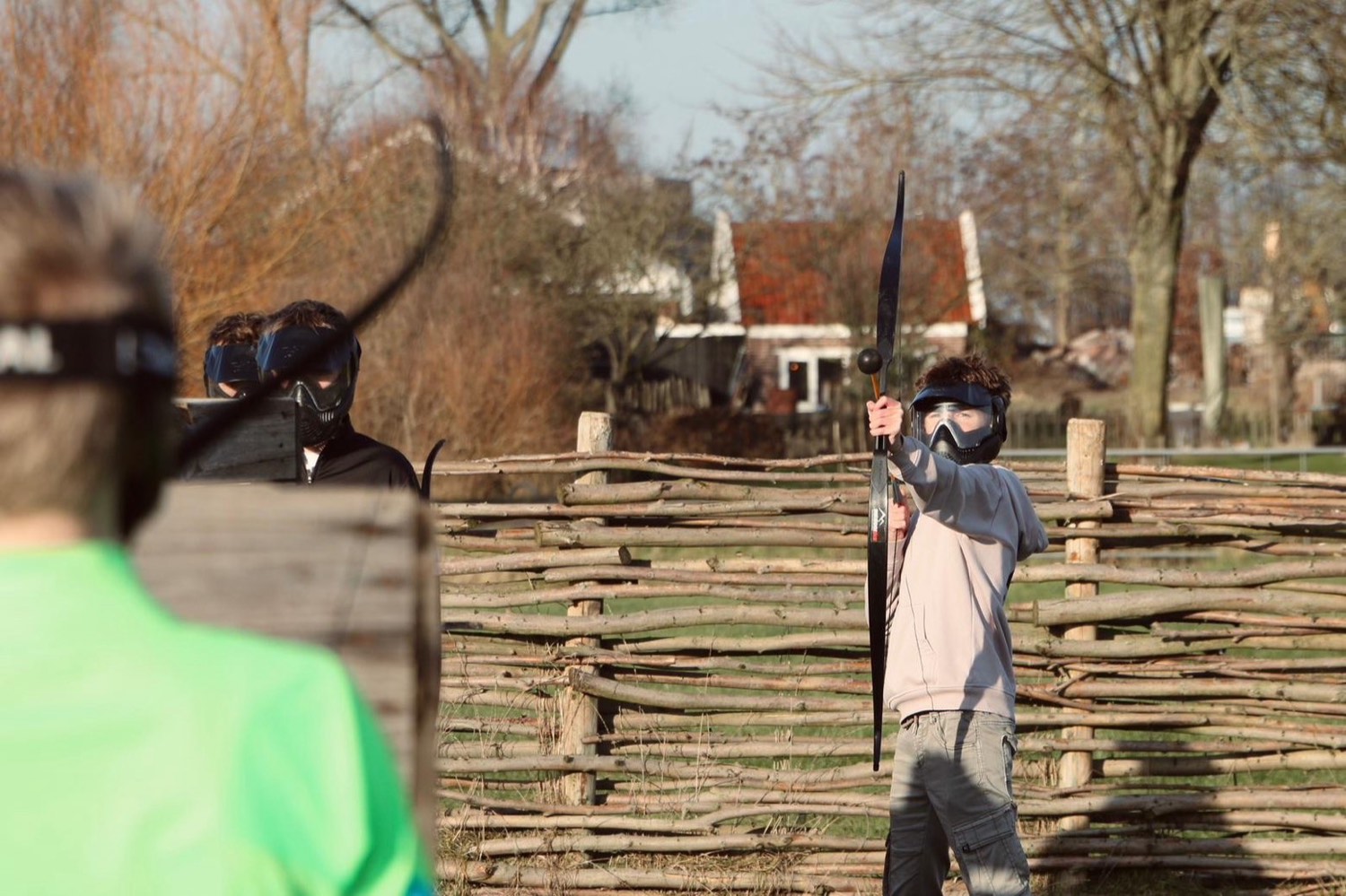 Speler spant de boog tijdens Archery Tag