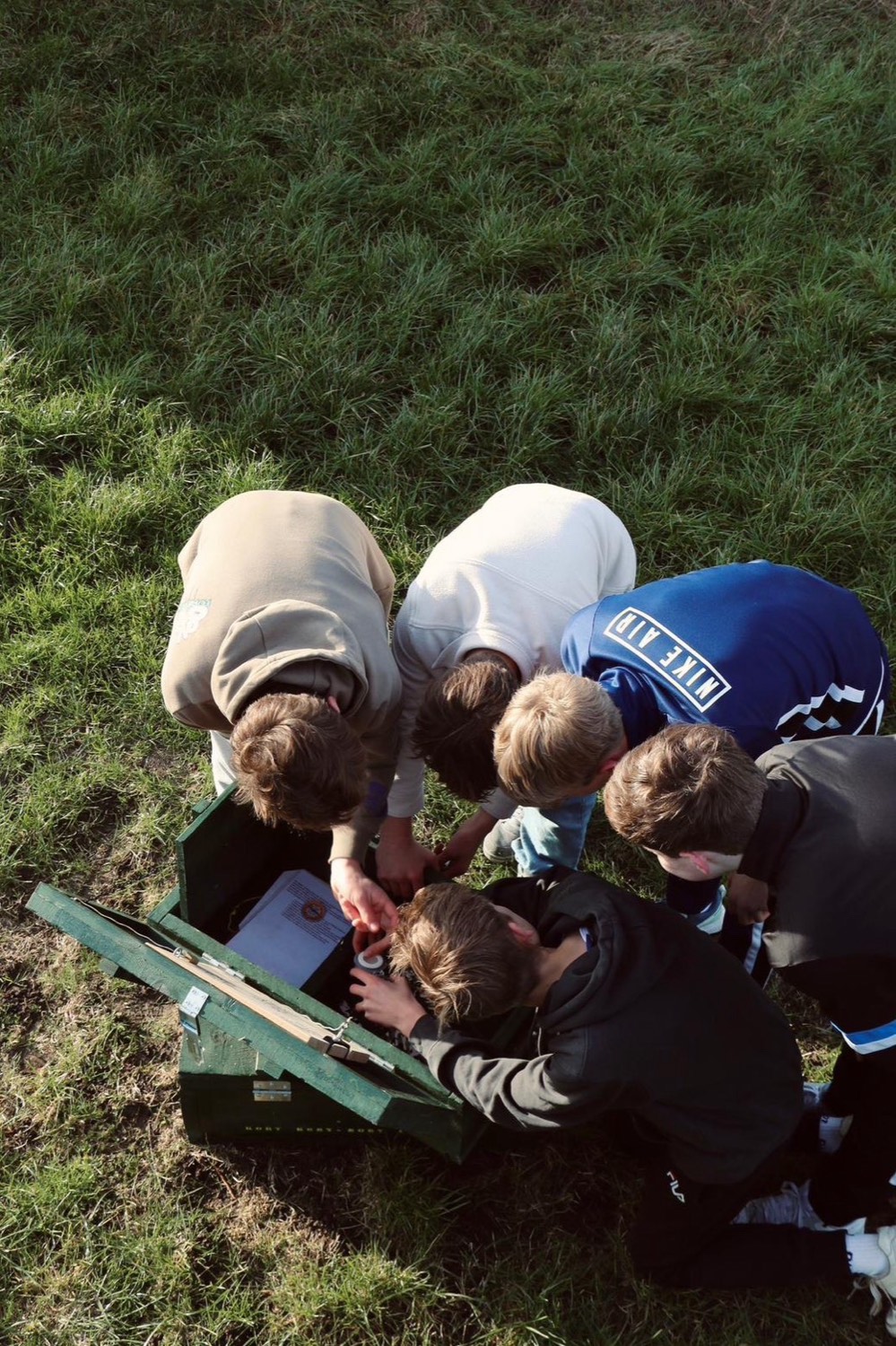 Groep werkt samen aan de escapebox