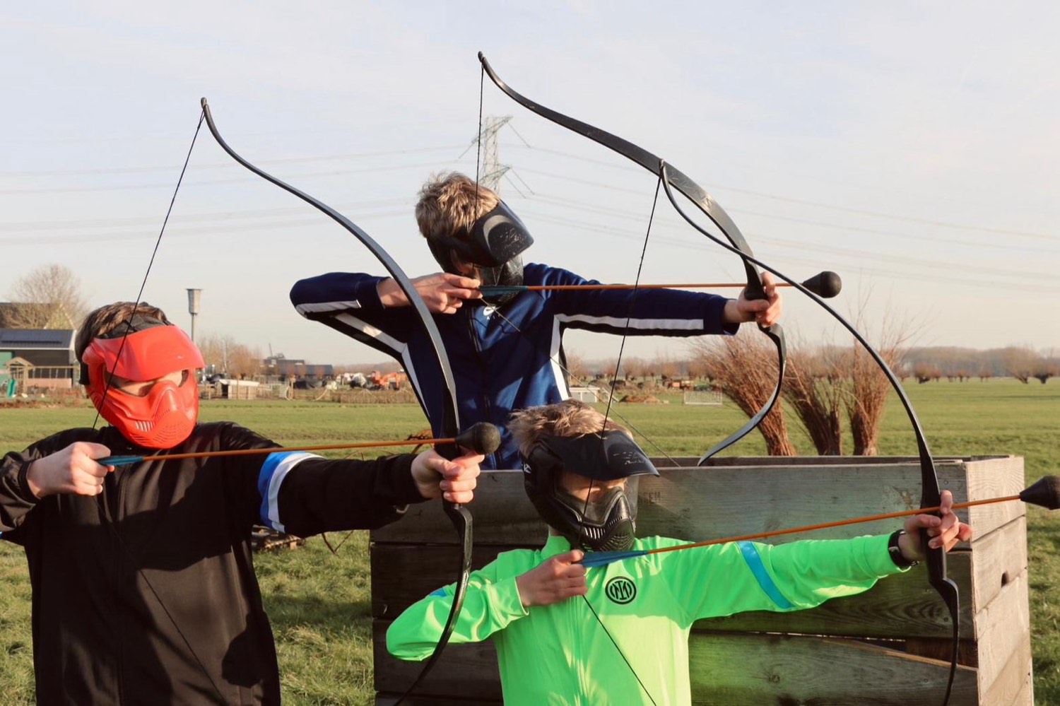 Drie spelers met bogen tijdens Archery Tag