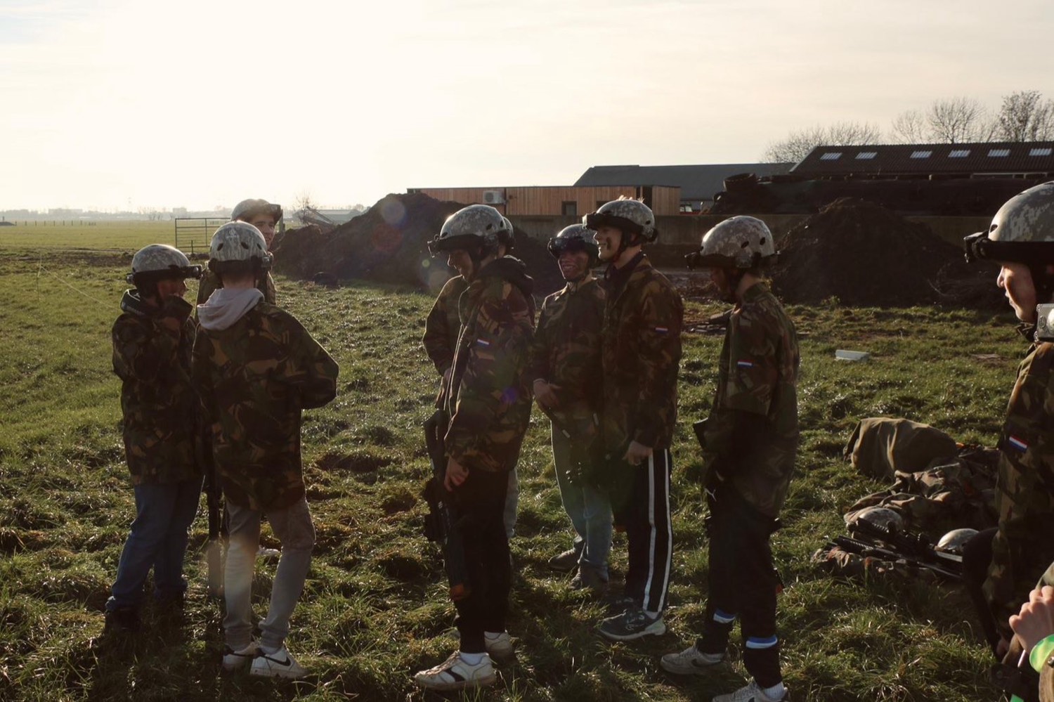 Groep in het veld bij Oud-Alblas