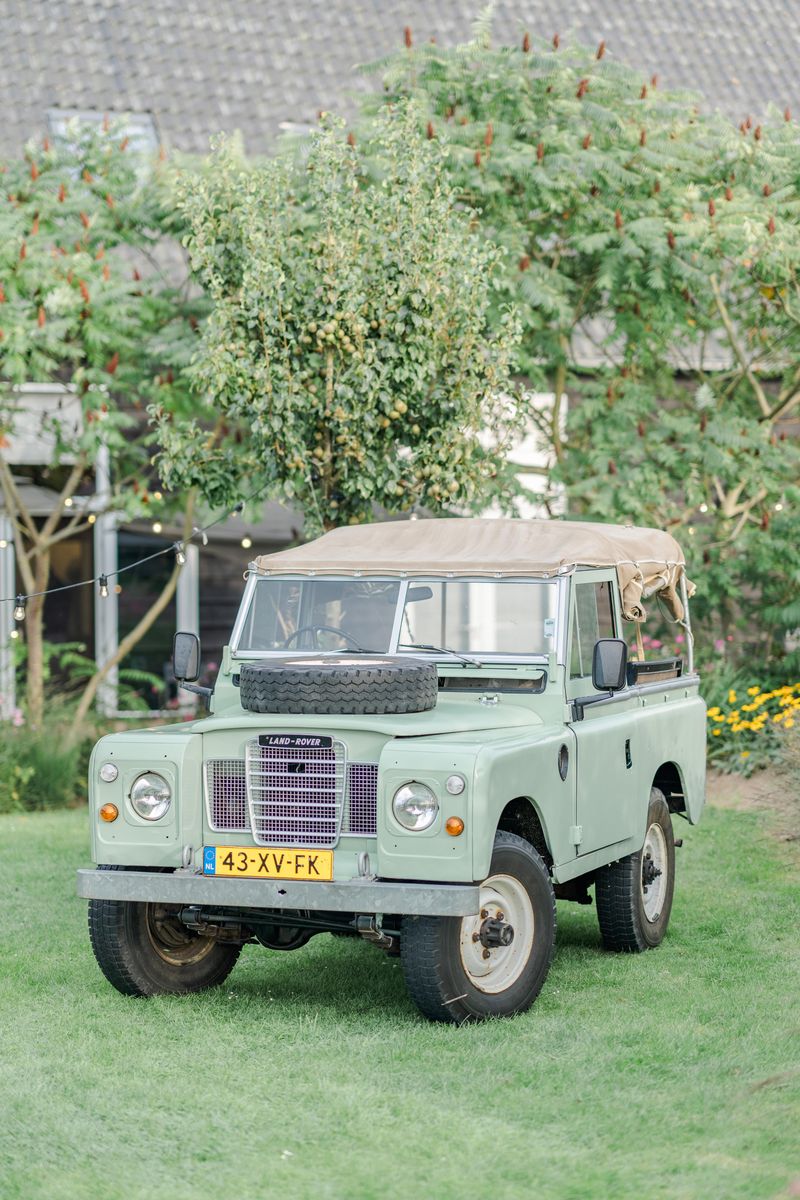 Pastelgroene Land Rover Series 88 op het gras