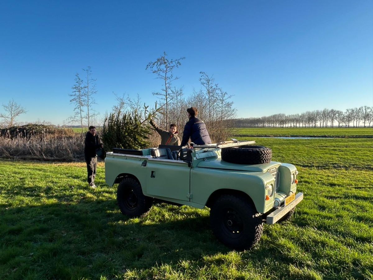Land Rover Series 88 als cabriolet in het veld