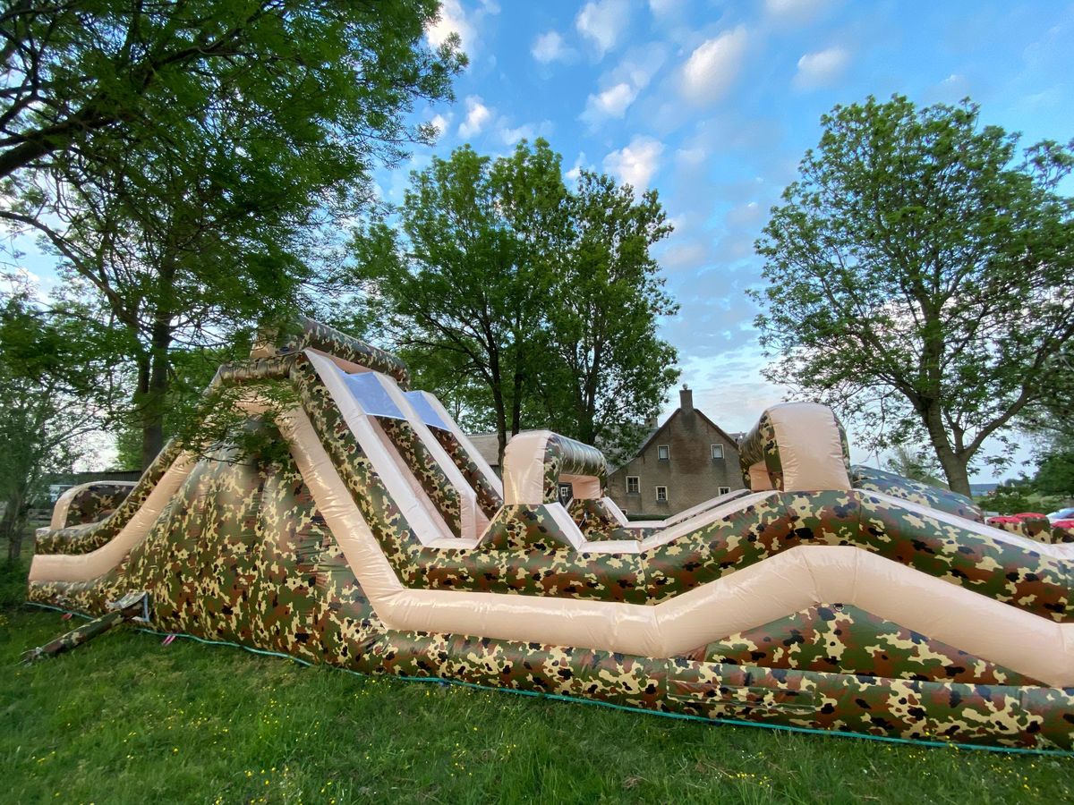 Stormbaan in camouflageprint opgebouwd in een tuin