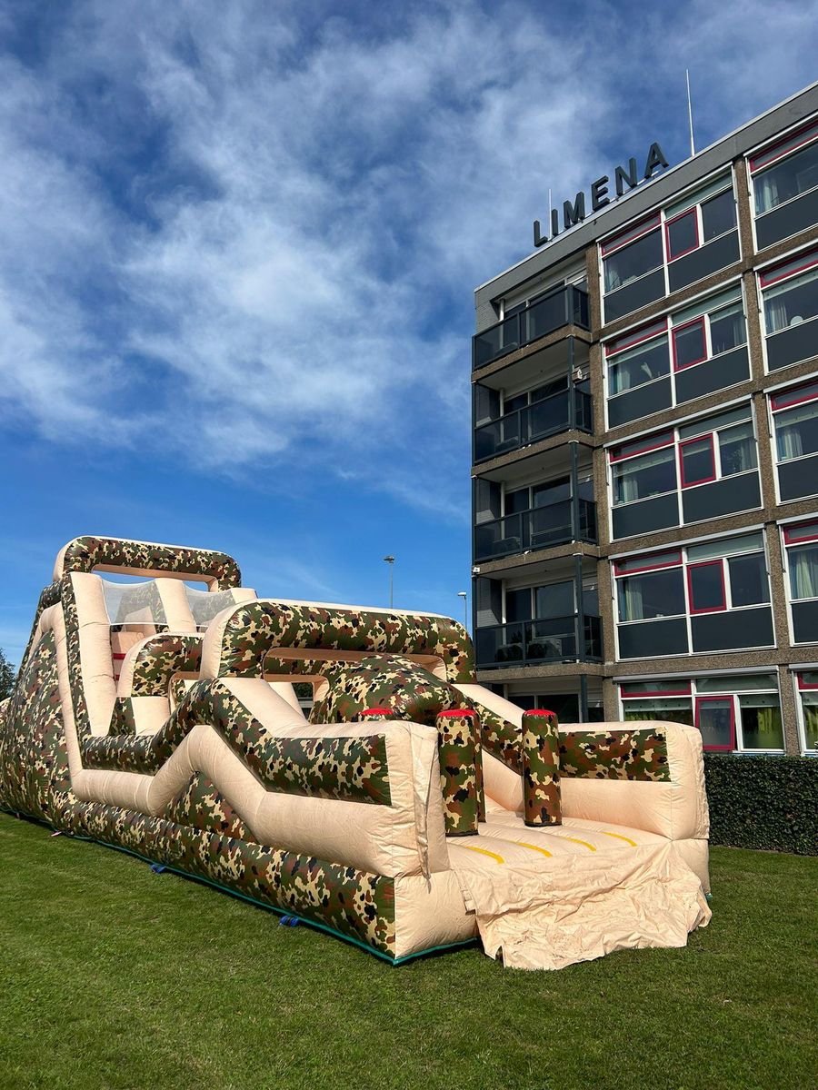 Stormbaan opgebouwd naast een kantoorpand