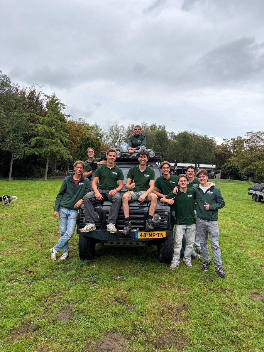Het team van Outdoor Molenwaard op de Defender
